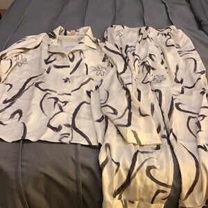 YiNi Lulu Pajama Set – Size Large – White w/ Charcoal Print – Long Sleeve